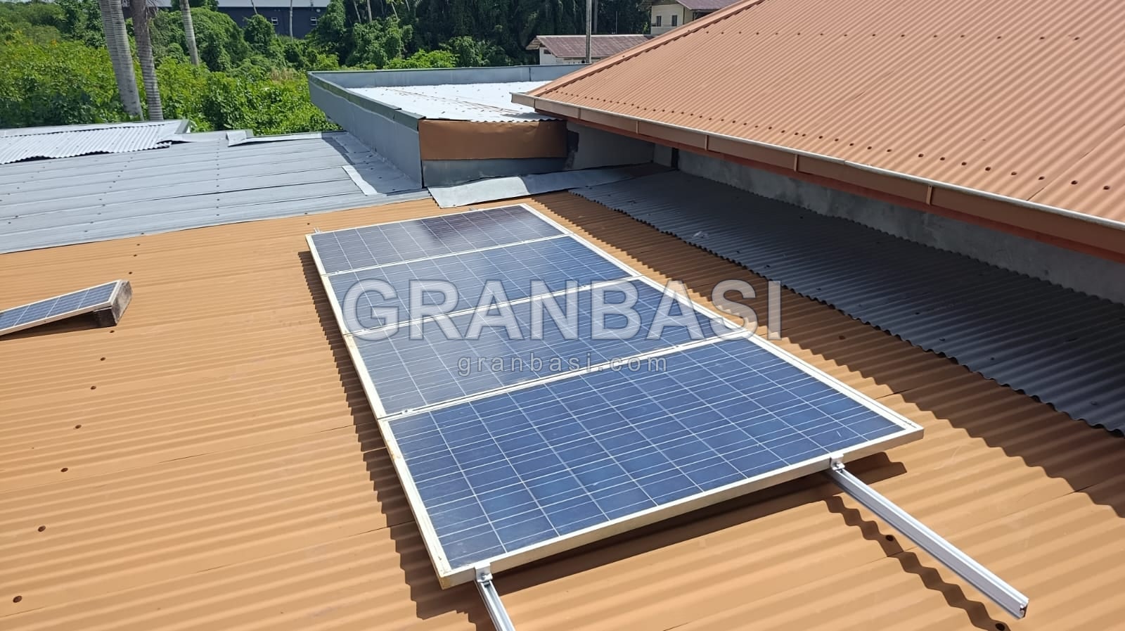 Grid-tied panels, home in Paramaribo